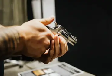 revolver 22 inox em maoes