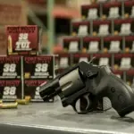 revolver 38 com balas no fundo