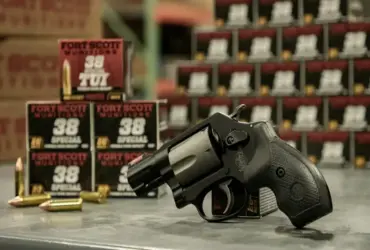 revolver 38 com balas no fundo