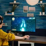 Computador jogando menina