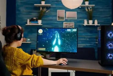 Computador jogando menina