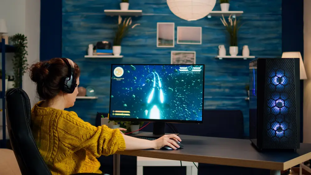 Quando comprar um notebook gamer e quando um notebook comum basta 1 Computador jogando menina