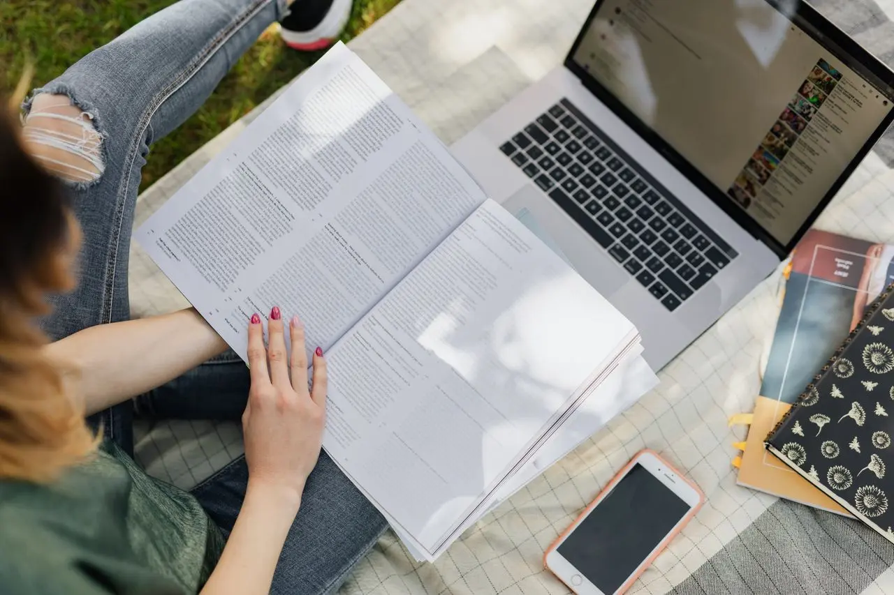 4 sites com cursos gratuitos de administração com opção de certificado 1 Livro lendo