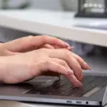 mulher compudor maos