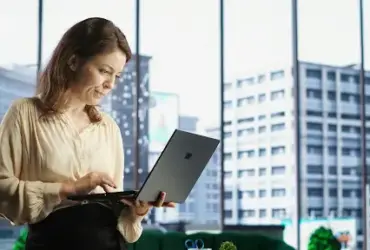 mulher computador negocios