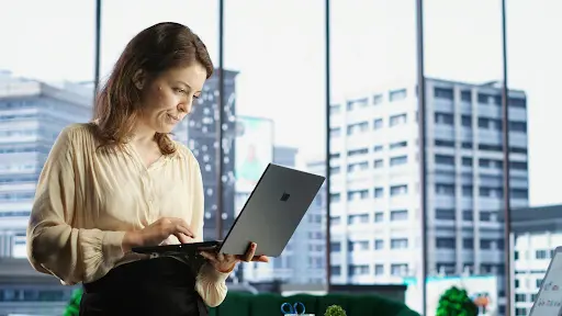 mulher computador negocios
