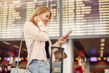 Estratégias para economizar em viagens sem abrir mão do conforto 21 Viajar mulher aeroporto