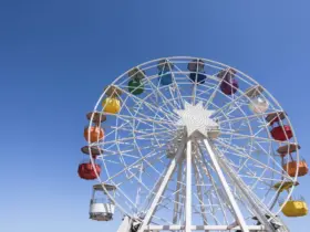 Roda-gigante e outras atrações
