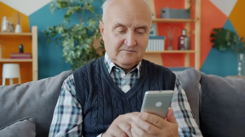 Praticar esportes de mente reduz o declínio cognitivo? 4 velho no celular